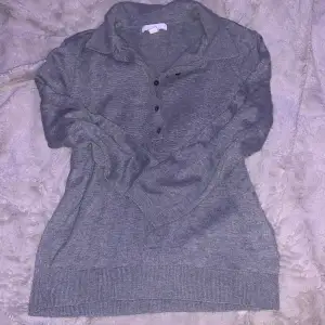 Säljer denna gråa tröjan ifrån H&m, köpte ifrån en annan tjej för några månader sen och den har inte varit använd av mig. Armarna är ganska korta så det ser bättre ut om man tar upp dem till armvecket🤗 storlek S.