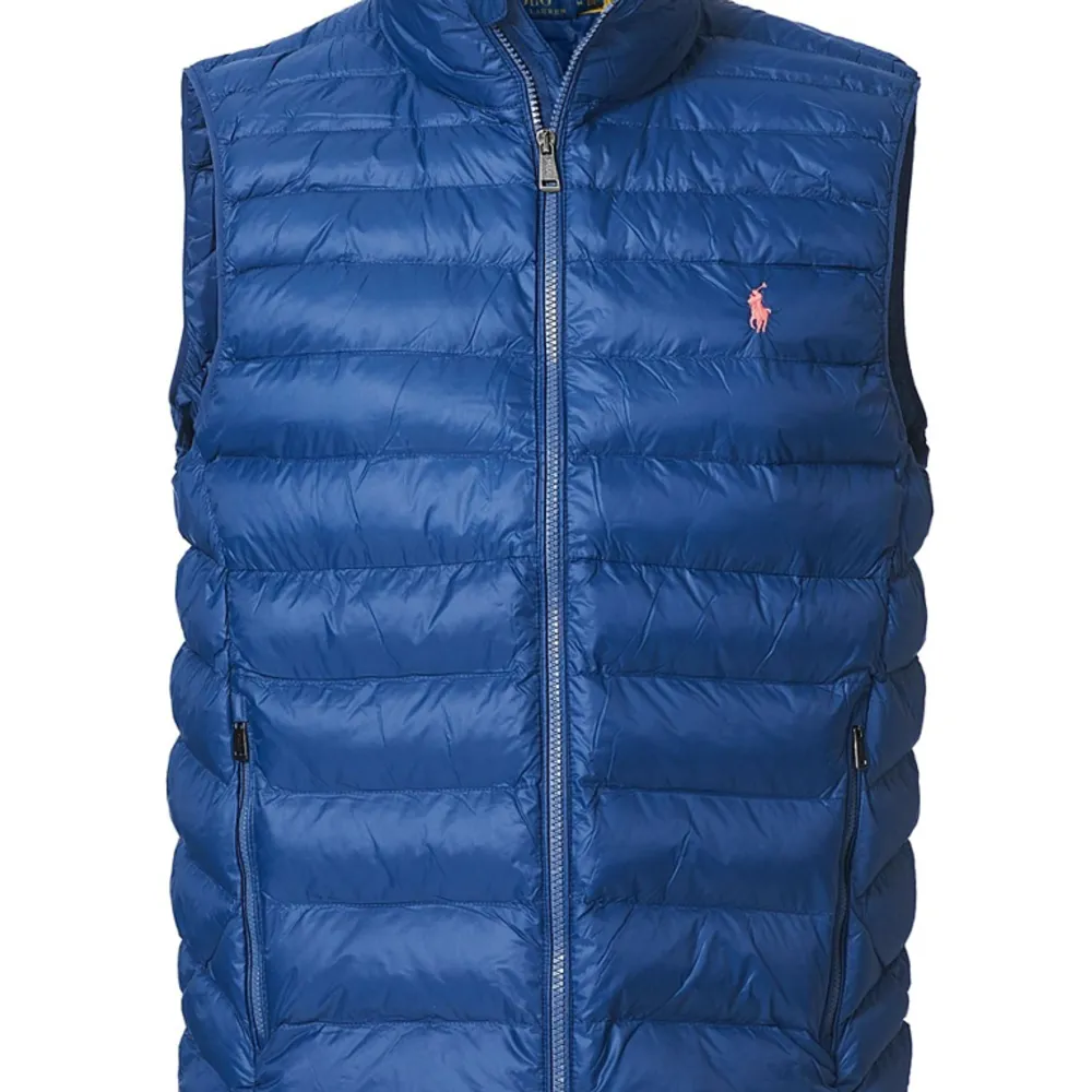 Säljer väst från Polo Ralph Lauren Terra Insulated i  Stl.M, som ny. Knäppt använd ett fåtal gånger. Helt i nyskick. - PrimaLoft® ThermoPlume™ - Water Repellent Finns att hämta i Lund, eller fraktas efter överenskommelse.   . Jackor.