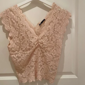 Söt zara topp  - Jätte fint linne/topp från Zara❤️ Stl L men passar mig som jag s/m💕 Öppen för prisförslag och köp nu❤️