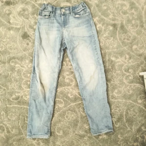 Barn jeans 👖 - Jeansen är använda ett par gånger men är ändå 10/10 så om du är intresserad kan vi även sänka priset. ☺️👖