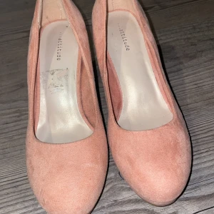 Ljusrosa mocka klackar - Detta är ett par ljusrosa mocka klackar från märket attitude. Köptes förra sommaren men blev aldrig använda då dem inte passar. För fler bilder skriv🤍