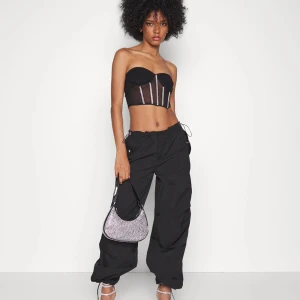 Parachute pants  - Säljer mina parachute pants från missy empire, använda typ 2 ggr. Nypris 749kr Strl XL, men passar bra på en L eller M för mer baggy fit. 