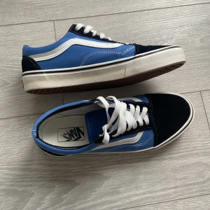 Blåa Vans skor - Blåa vans skor (old skool) i väldigt bra skick och har endast använts ett fåtal gånger. Hitta dessa i min skohylla och de passar väldigt bra till våren. Priset kan diskuteras i PM!