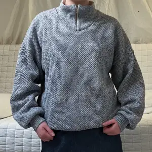 En tjock grå tröja med någon form av foder, tillverkad i Sverige av märket SEA, storlek M🫶