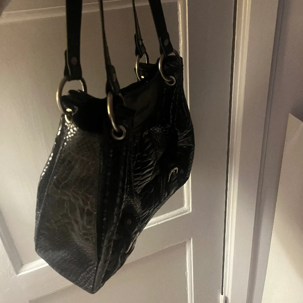 Snygg svart väska med silverdetaljer som passar till allt, även rymlig! . Väskor.