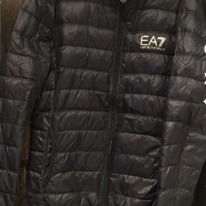 Feeet EA7 JACKA - Säljer min EA7 jacka då jag inte använder den. Väldigt fint skick och det finns inga defekter.  Storlek:L passar M Färg:mörkblå/navy Nypris 1200 mitt pris 600!!  Först till kvarn skriv vid intresse!!! 