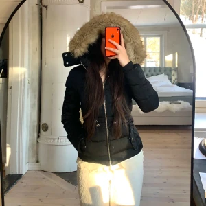 Svart Jacka - Nästan aldrig använd Zara vinter jacka med dun fjädrar i sig. Bra skick och varm för vinter och höst. Säljs inte längre inom Zaras hemsida och butik. Storlek är Xs men skulle funka för S också. 