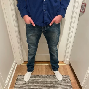 Blåa jeans - Säljer mina fina slimfit jeans i storlek W32 L32. De har inga defekter, de är sparsamt använda. Skriv om du har några frågor:) först till kvarn:)