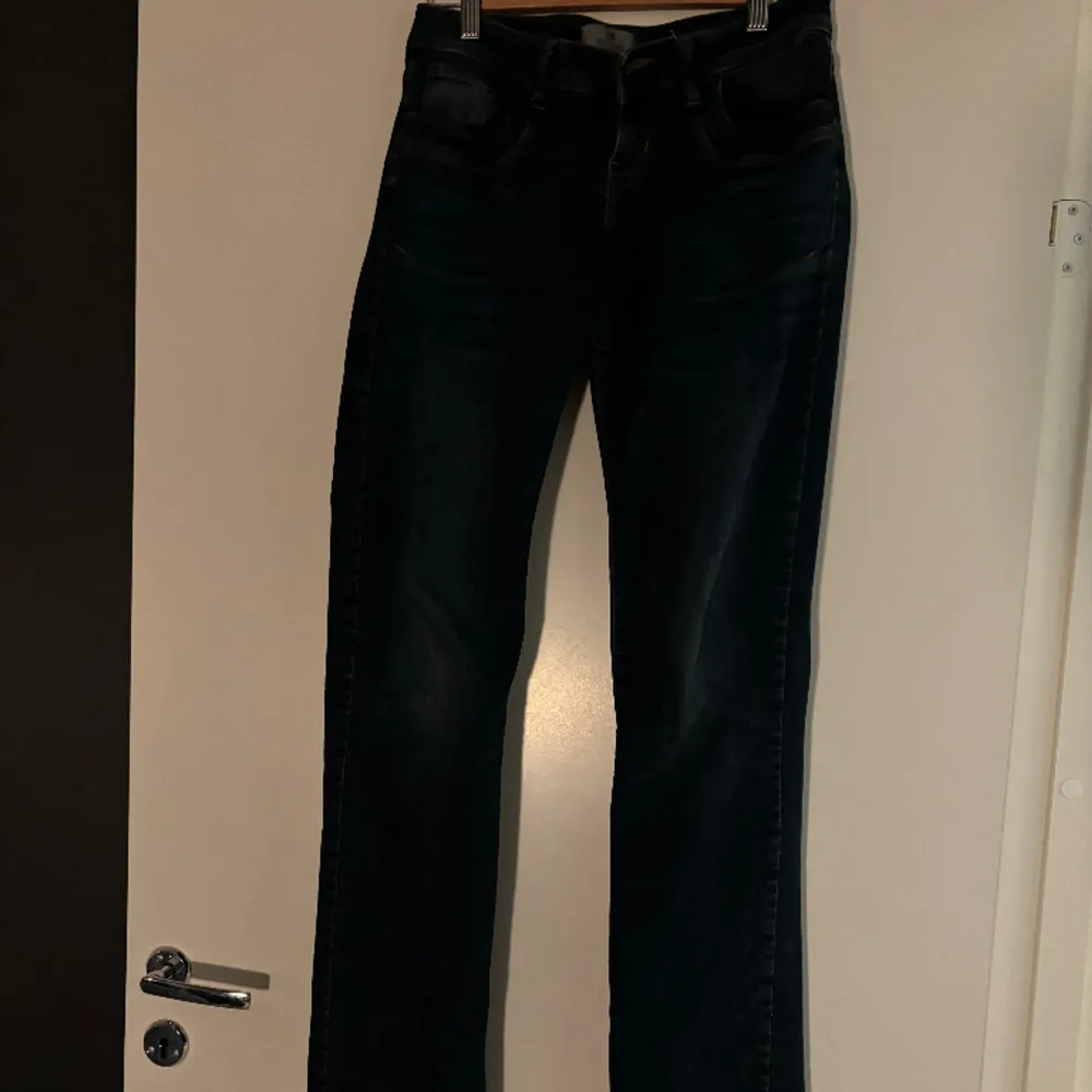 Valerie modellen!! Lågmidjade LTB jeans som är i bootcut modell och en mörk/medel blå färg. Använda men iprincip som nya. Skriv vid frågor eller funderingar 💕Kan posta direkt. Ny pris ca 829kr . Jeans & Byxor.