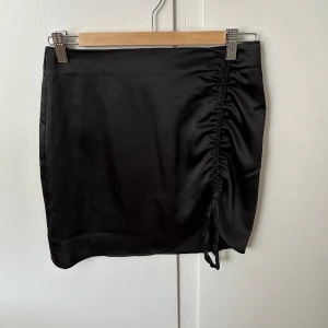 Minikjol från NA-KD, oanvänd  - Superfin minikjol som inte har kommit till användning, oanvänd.   Storlek: 34