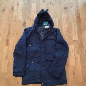 Helt NY Vinterjacka av märket Bondelid - Helt NY Vinterjacka i Herrmodell. Märket är Bondelid & storlek M. Nypris 2.499kr mitt pris 1200kr