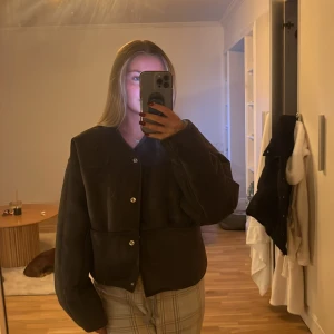 Stand studio jacka  - Stand studio jacka som man kan vända och ha på 2 olika sätt. Nypris ca 4500kr och aldrig använd.