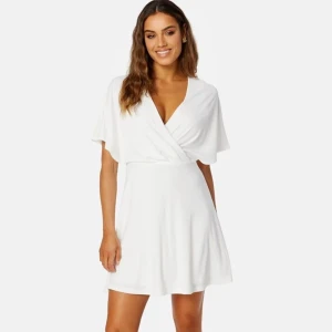 Vit klänning  - En jättegullig klänning💘den är använd endast 1 gång, på skolavslutningen förra året💓inga slitage och är köpt för 600kr🤍vid frågor eller om ni vill ha fler bilder, skriv privat!