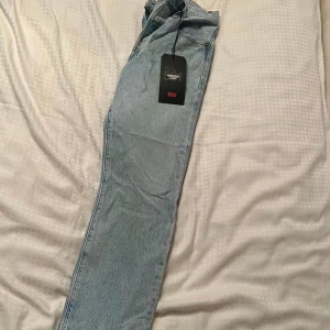 LEVIS 501 PETITE - Säljer helt nya Levis 501 i storlek 23x26. Nya med tagg kvar. För små för mig men passar tjejer som är PETITE och letar efter snygga Levis  jeans! 