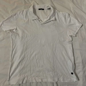 Jack & Jones T-shirt - Storlek L men känns som M. Köparen står för frakten.