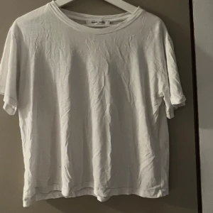 Vit t-shirt - Basic vit t-shirt, jätteskön i materialet. Lite kort i magen. 
