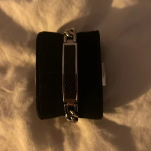 Armband  - Sjukt snyggt bara lite för stort för mina handleder, så glider runt lite. Passar 18-19cm runt handlederna perfekt. Köparen står för frakten. Priset kan diskuteras vid snabb affär.