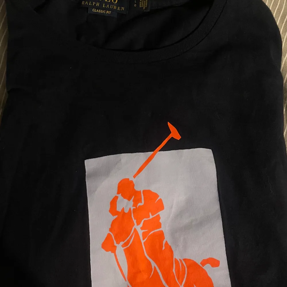 Jag säljer min Ralph Lauren t shirt eftersom den är för stor och därför alldrig använts! Bra kvalitet och inga fläckar skador! Ny pris 700. T-shirts.