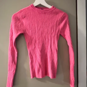 Rosa topp - Jättesöt rosa topp. Knappt använd.  Den är väldigt stretchig och formar sig fint på kroppen💗