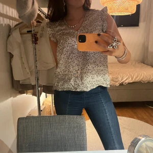 Mönstrad volang topp  - Säljer denna söta topp med volangärmar och i jättefint och unikt mönster😇