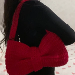 Egenvirkad väska - En superfin väska som jag själv har virkat. Den har en perfekt färg och ser helt fantastiskt ut. För beställning dm 💓🎀