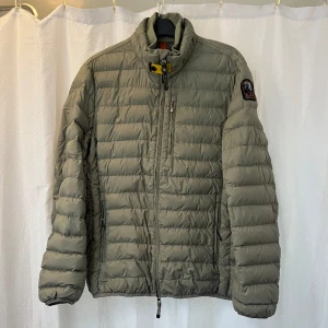 Parajumpers jacka  - Hej säljer nu min Parajumpers jacka den är varsamt använd och i sjukt fint skick 9,5/10 ny pris ligger runt 4/5000