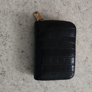 Plånbok - I bra skick. Får plats med ungefär 10 kort.