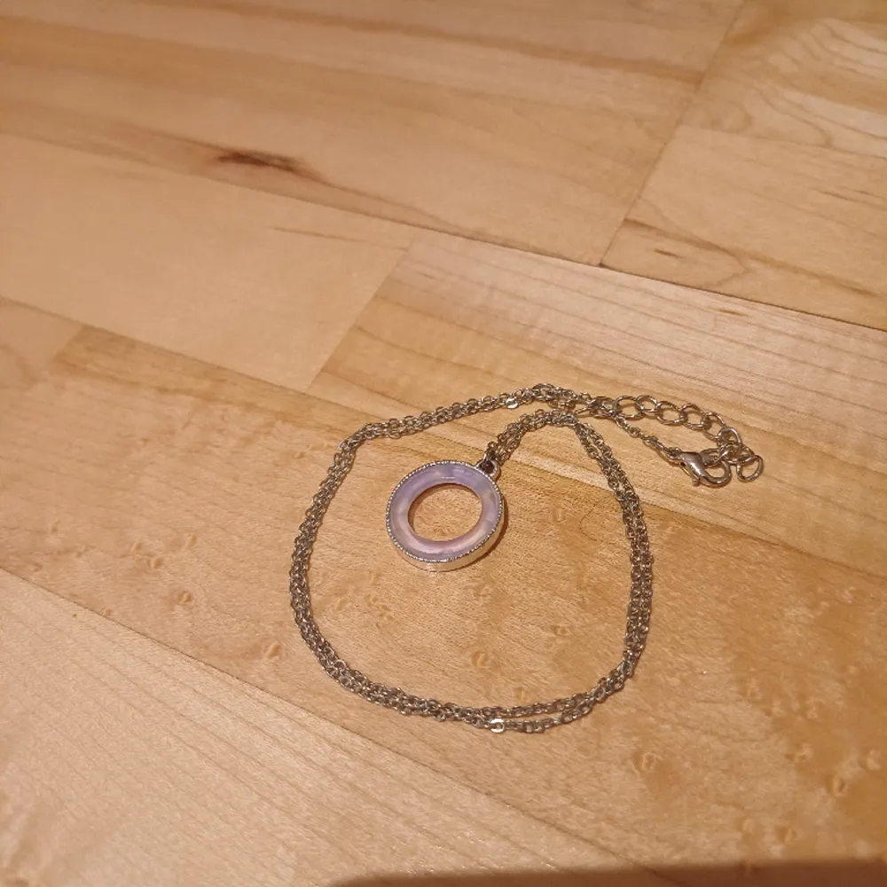 Jätte fint halsband med en lila ring.. Accessoarer.