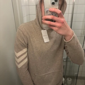 Zadig & Voltaire Kashmir  - 100% kashmir, nypriset ligger på 5k. Riktigt snygg kashmir hoodie i toppskick. Helt ny. Skriv vid frågor 