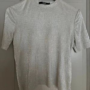 Silver/glittertopp - En fin silvrig topp i bra skick. Den är använd någon enstaka gång. I ett bra skick☺️