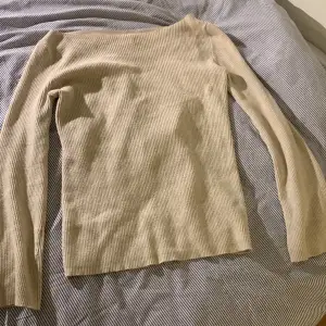 Säljer min as snygga tröja från zara😻 Den har halvt öppen rygg. Väl använd men inga defekter. Lite för stor på mig som vanligt vis har storlek xxs/xs, men den passar s/m. Skriv privat för mer bilder och frågor💕🫶🏼 