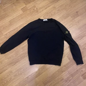Stone island crewneck  - En fin stone island crewneck i 7-8/10 skick, lite solblekt men ytterst lite. Den är för liten för mig därav säljer jag den. Nypris 1599kr från NK. Köp nu vad väntar du på?!💸