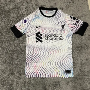 Liverpool t-shirt - En vit liverpool t-shirt är också populär bland fansen. Den är perfekt för alla Liverpool fans! Vid minsta fundering kontakta oss✔️