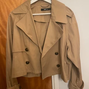 Cropped trenchcoat  - Kort trenchcoat från Gina! Mycket bra skick.