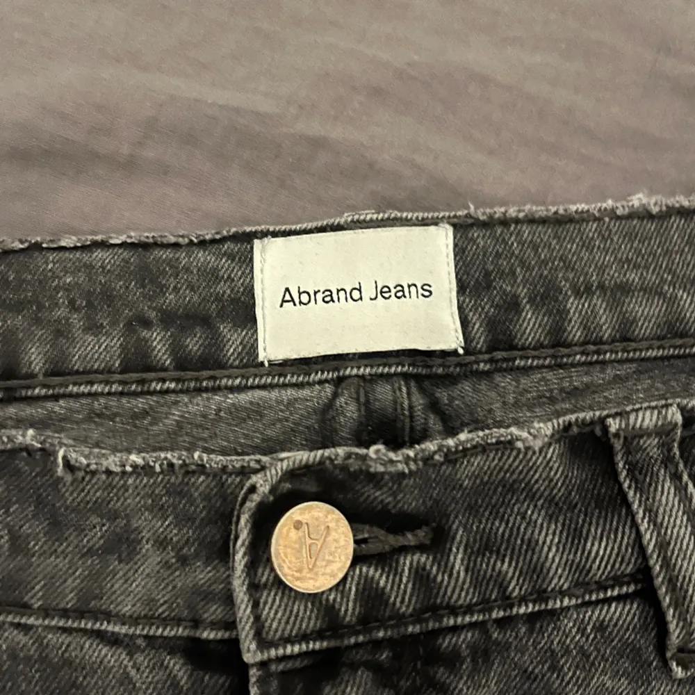 Mina favoriter hann använda dom några gånger men finns inga defekter , de är ett par A’99 Low Steaight jeans som passar till allt 💕Ny pris 1100kr. Jeans & Byxor.