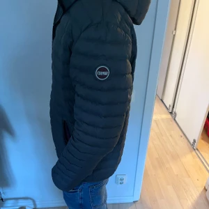 Colmar jacka - En perfekt jacka att ha nu till våren, använd några gånger men i väldigt bra skick. Ganska varm man kan ha en väst under och även då kunna använda på vinter. Han på bilden är 182cm. Skriv för funderingar!