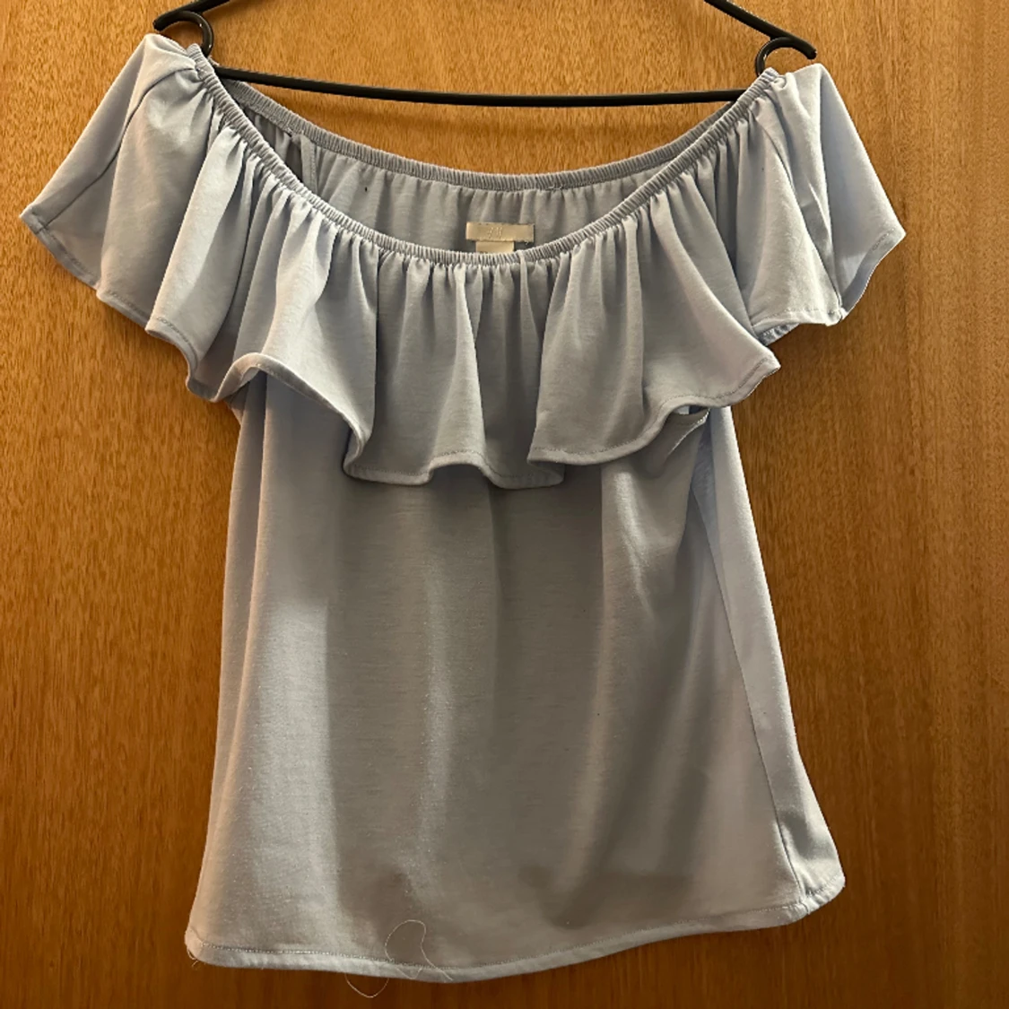 Blå volang blus (off shoulder)