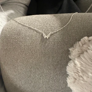 silver halsband - säljer mitt jättegulliga silver halsband, liknade de på bilden, knappt använt 💕tänker mig runt 100kr 💖