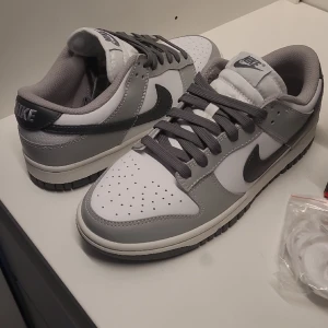 Grå dunks HELT OANVÄNDA! - Ett par dunks som är aldrig använda förutom att testa dom. Säljer på grund av att dom vart för små när jag beställde. Passar med nästa alla outfits.