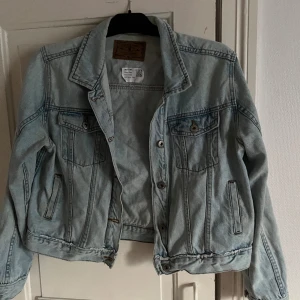 Ljus jeansjacka - Fin ljus färg. Perfekt till sommaren. Pris kan diskuteras 