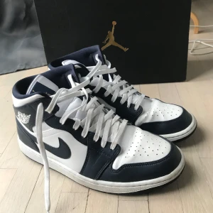 Jordans 1 - Superfina Jordans 1 i färgen Navy blue💗 endast använd ett fåtal gånger och är i nyskick! Strl 44
