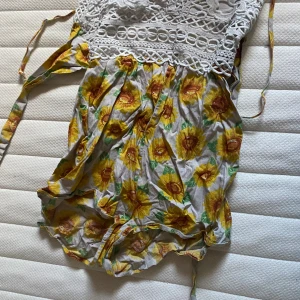 Jumpsuit? - Vet inte riktigt vad det kallas men är iallafall shorts som sitter ihop med linnet. Öppen i ryggen 