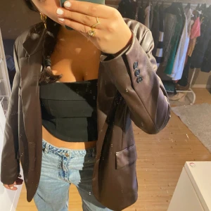 Kavaj  - Hej!🌸 Säljer min super fina skinnKavaj från Bershka. Använd fåtal gånger, som nyskick🤩