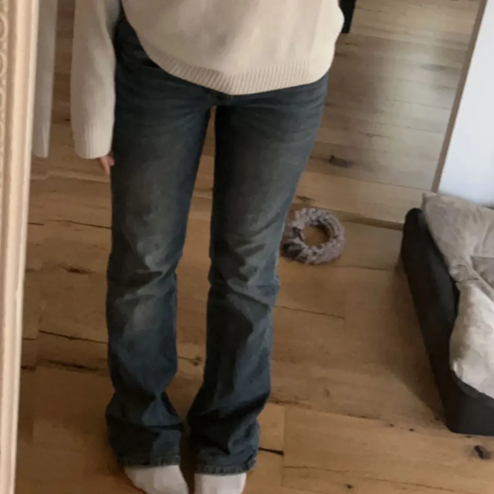 Lågmidjade bootcut jenas från hm, helt slitasålda, ca 2 cm uppsydda, passar bra i längd på mig som är ca 158cm💙en defekt som är sydd och därav kan pris diskuteras🙌🏼. Jeans & Byxor.