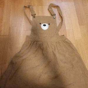 Kawaii björn klänning  - Säljer denna söta björn klänningen som är jätte fin under en skjorta!! Aldrig använt den så därför säljer jag den. Bra skick (katt och hund i hemmet) 