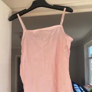 Ett jätte gulligt rosa linne ifrån H&M. Jag säljer denna för att jag har växt ifrån den 💕, inga skador . Andvänd max 1-2 gånger . Köpt 2021🤍köpt i tre pack för 120kr 
