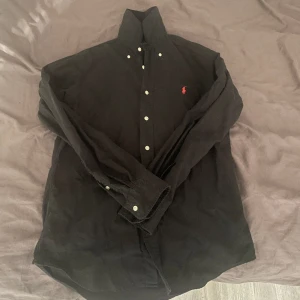 Polo Ralf Lauren Custom Fit Skjorta  - Det skjorta i svart från Ralf Lauren! Helt oanvänd skjorta, hör av er vid minsta frågor!
