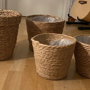 Förvaring el krukor 4 st  - 4 krukor säljes ihop  I korg  2 av dem är i samma strl  