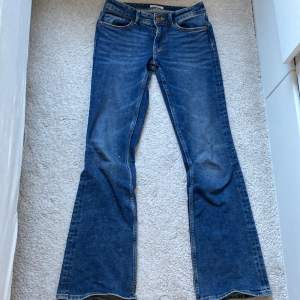 Några ltb liknande jeans, skulle säga storlek xs, jag har storlek 32 i jeans och de här sitter perfekt de är bootcut/flare