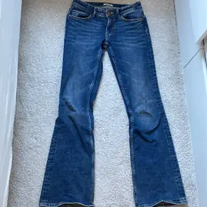 Några ltb liknande jeans, skulle säga storlek xs, jag har storlek 32 i jeans och de här sitter perfekt de är bootcut/flare